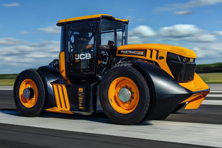 1906-JCB_tractor_speed_record-A