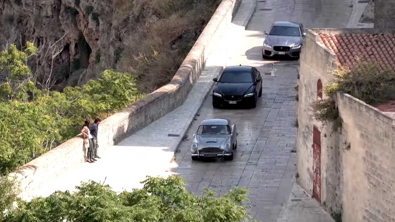 no-time-to-die-car-chase-filming-screenshots (3)