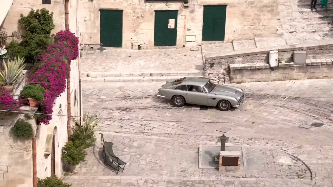 no-time-to-die-car-chase-filming-screenshots (4)