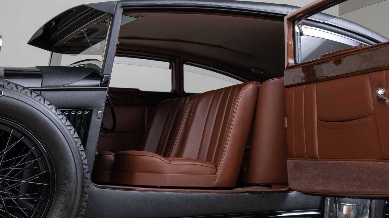 drop-jaws-with-this-dramatic-1953-bentley-blue-train-recreation (10)