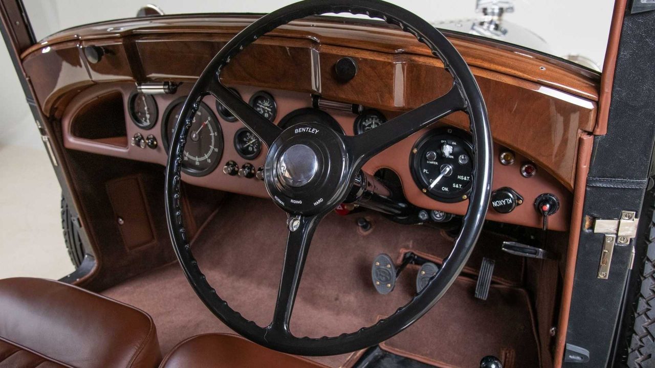 drop-jaws-with-this-dramatic-1953-bentley-blue-train-recreation (11)