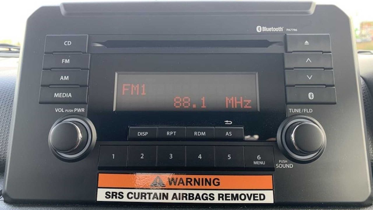 suzuki-dealer-selling-adorable-jimny-trucks (3)