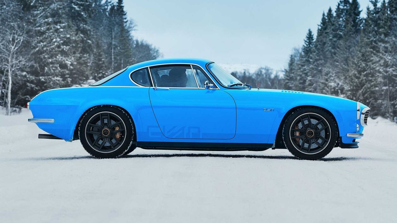 volvo-p1800-cyan-in-the-snow-side