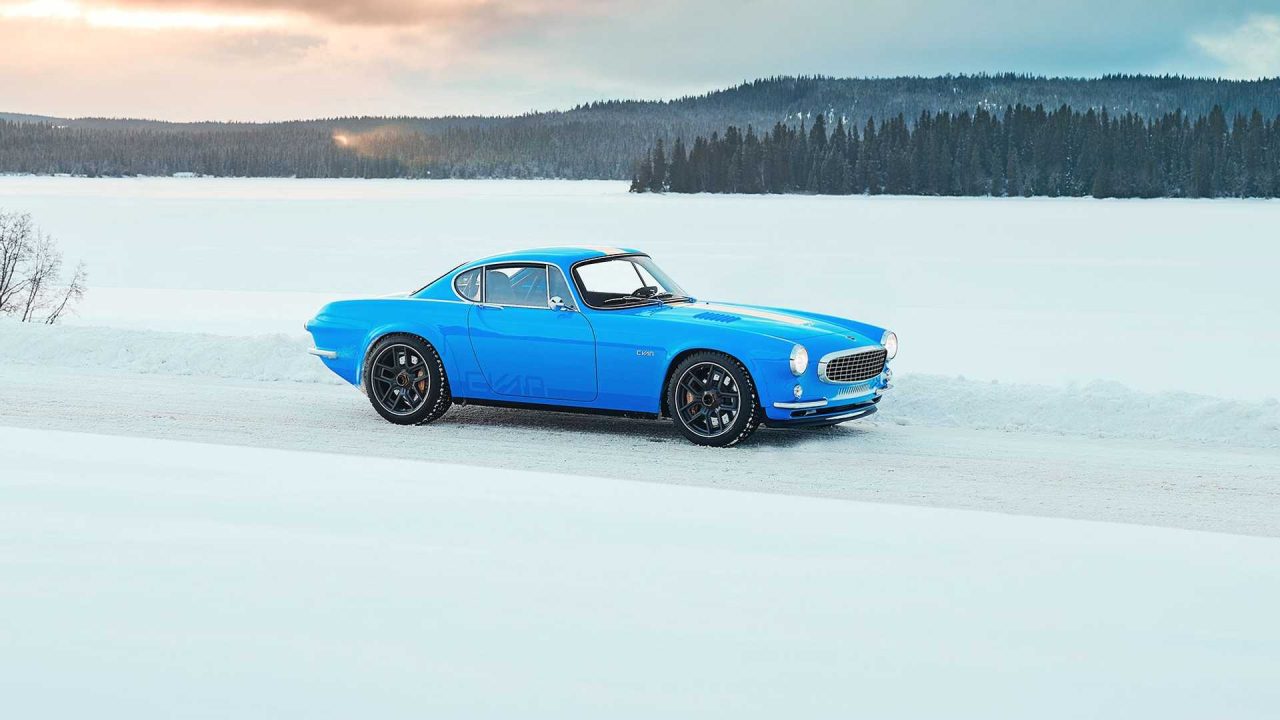 volvo-p1800-cyan-in-the-snow-side-far