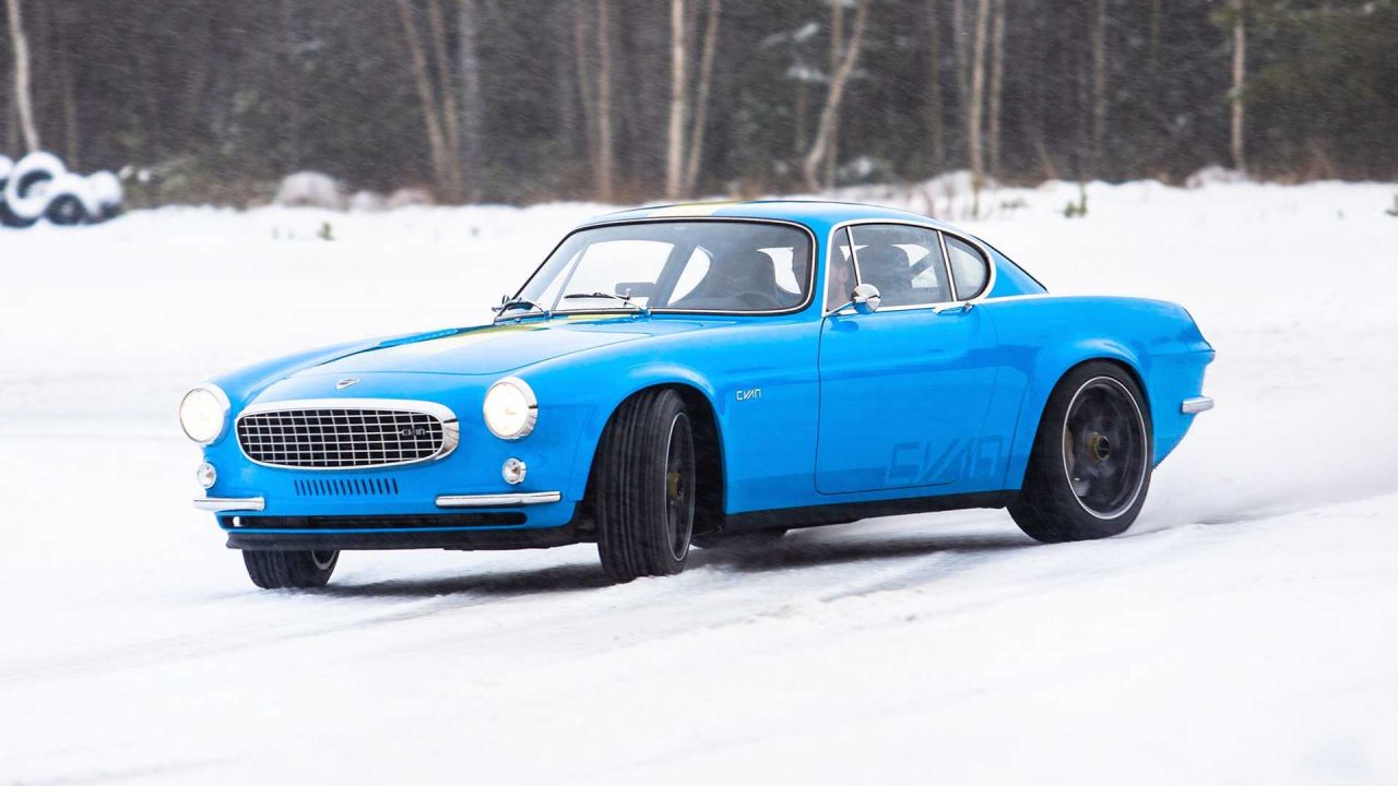 volvo-p1800-cyan-in-the-snow-slide