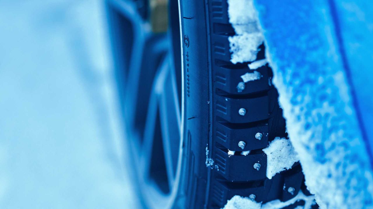 volvo-p1800-cyan-in-the-snow-tires