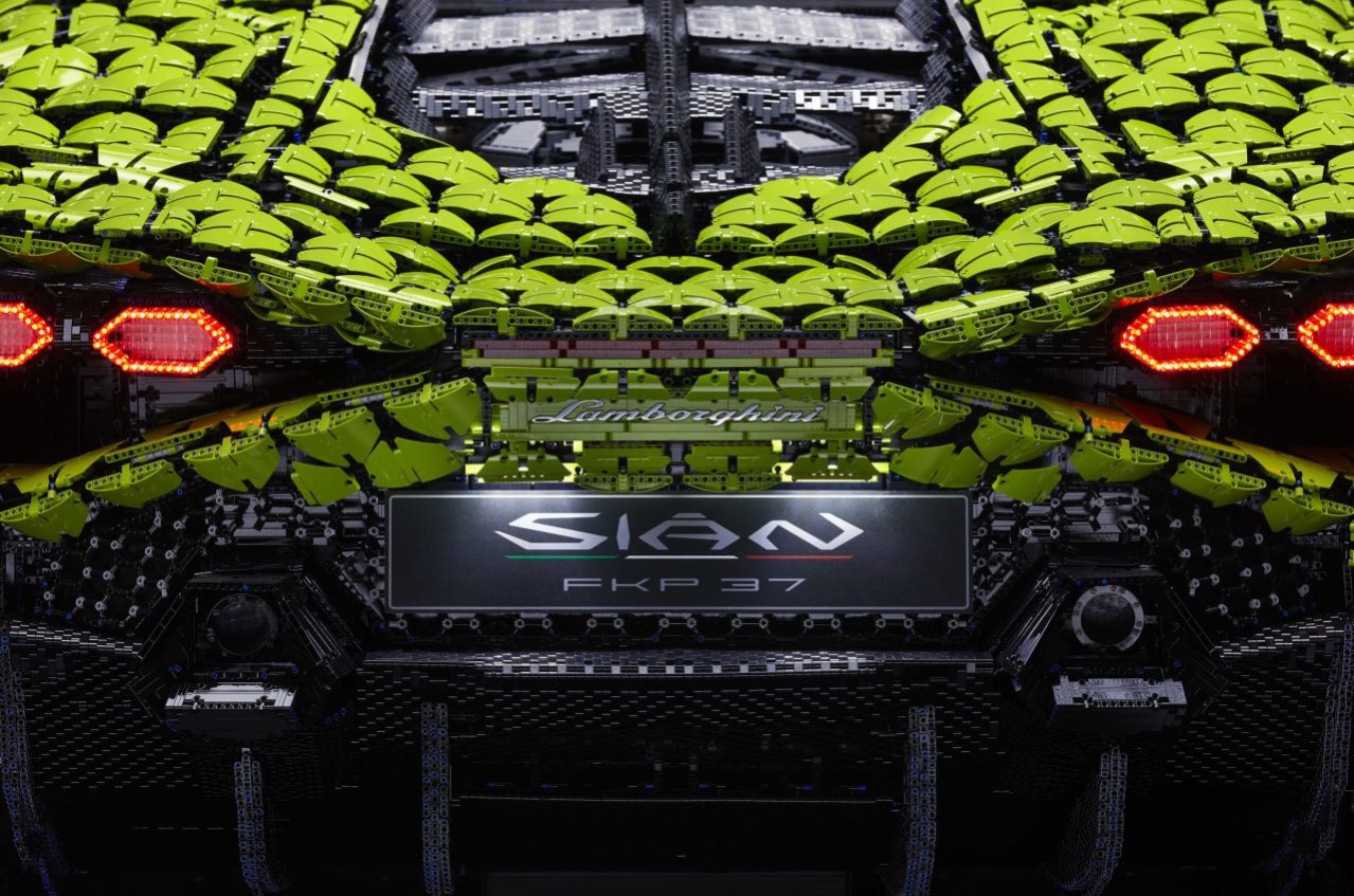 Life-size LEGO Technic Lamborghini Sian FKP 37 (1)