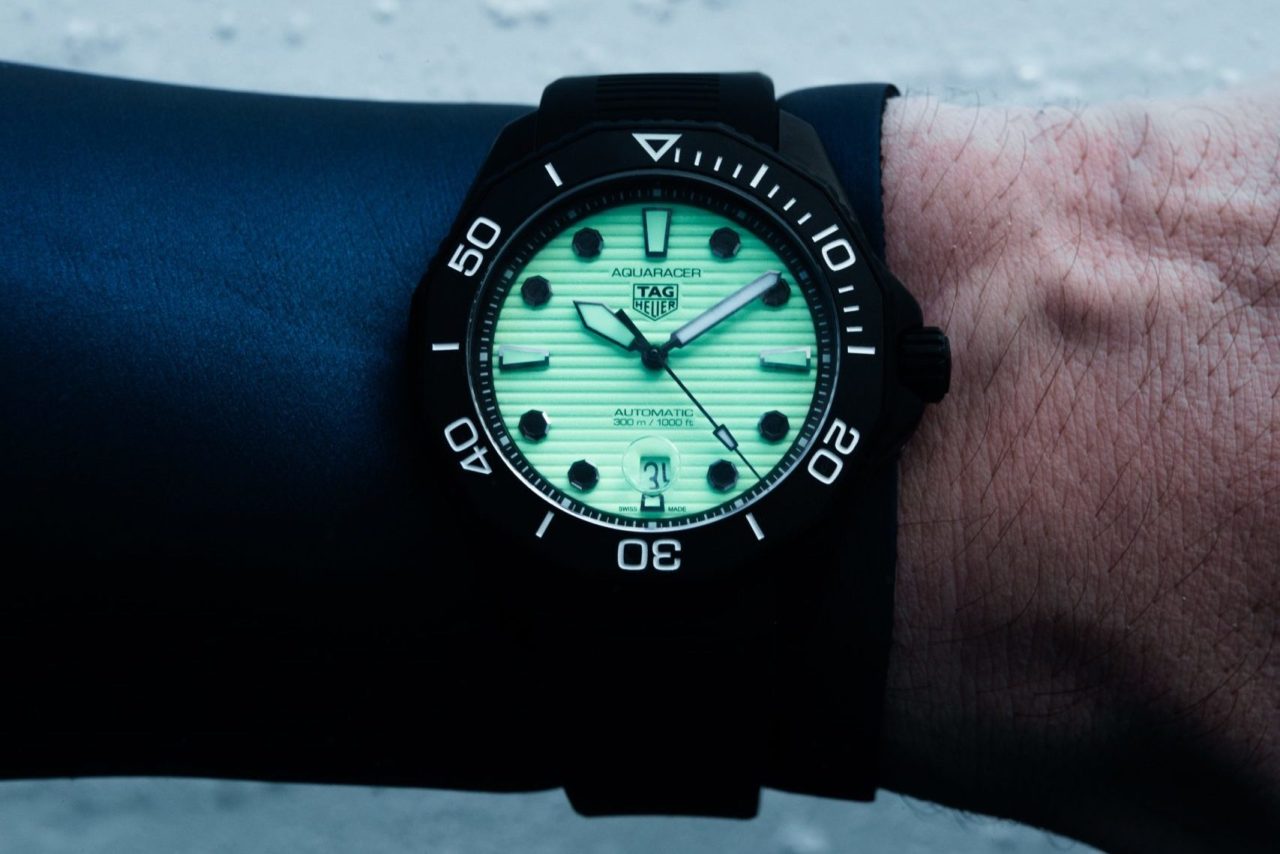 TAG HEUER AQUARACER Professional 300 NIGHTDIVER_WBP201D.FT6197_LIFESTYLE_10