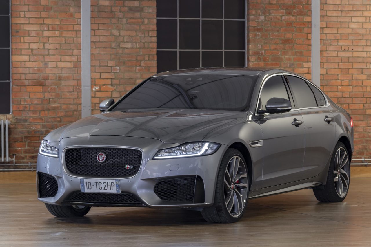 Lot 17 NO TIME TO DIE JAGUAR XF STUNT CAR (image 2 of 2)